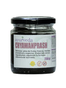 Glas Chyawanprash mit schwarzem Deckel und lila Etikett. Darauf steht "Ayurveda Chyawanprash" und "Deliciosa jalea de frutas frescas, hierbas aromáticas y especias. Elaborada con 44 ingredientes".