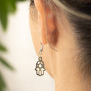 Boucles d'oreilles Hamsa avec lotus et Om – symbolisme et style combinés