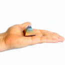 Kristall Chakra-Pyramide, 30–35 mm, transparent, quadratisch mit spitzen Ecken, von AWGifts Europe, auf weißem Hintergrund