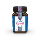 Ein 500g-Glas Mad Honey Nepal mit blauem Etikett und Branding im Berg-Design.