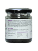 Chyawanprash in einem Glas mit schwarzem Deckel. Das lila Etikett zeigt Nährwertangaben und Zutaten wie Amla, Honig und Ghee.