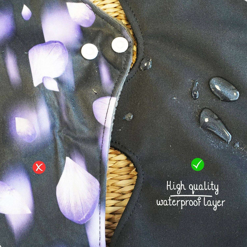 Vergleich zweier Seiten einer wiederverwendbaren Binde: eine Seite mit lila Blumenmuster und "X" für nicht wasserdicht, die andere schwarz mit Wassertropfen und Häkchen, beschriftet "High quality waterproof layer".