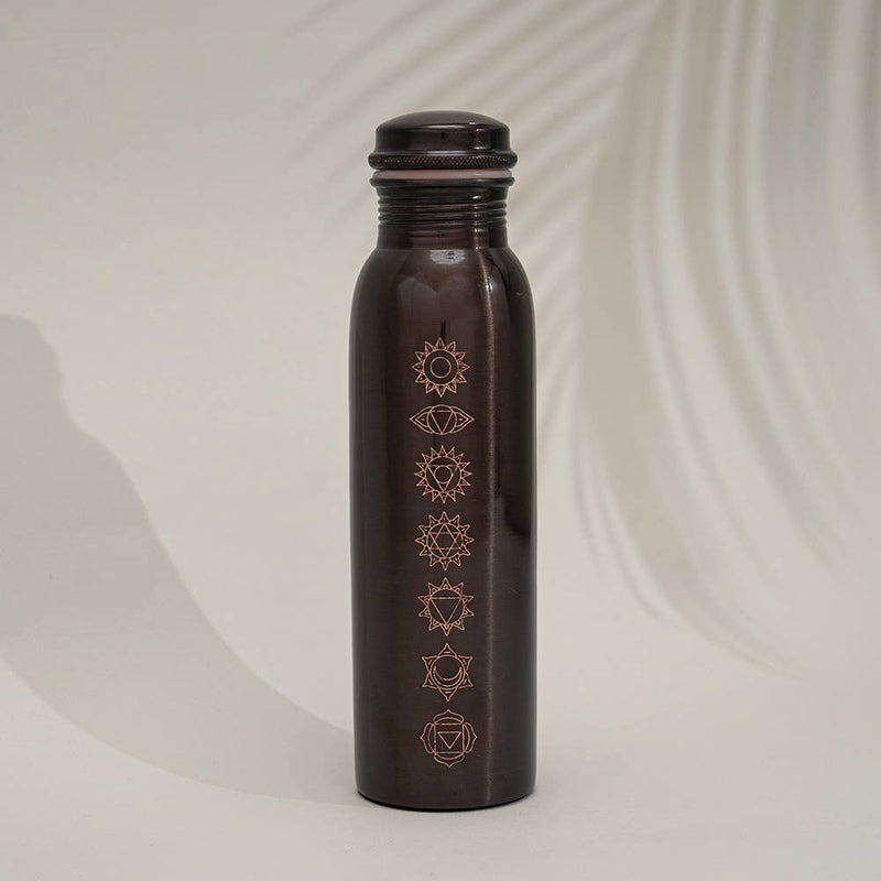 Reine Kupferwasserflasche Antik 1L – Trinkflasche mit Chakra Symbolen für Energie & Vitalität