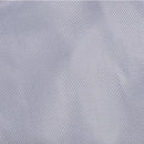 Eine Nahaufnahme eines hellgrauen synthetischen Gewebes mit einem dicht gewebten Muster.
