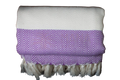Gefaltetes ecobain couture towel badetuch aus türkischem baumwolle mit cremefarbenem oberteil und lila fischgrätmuster