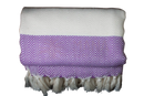 Gefaltetes ecobain couture towel badetuch aus türkischem baumwolle mit cremefarbenem oberteil und lila fischgrätmuster