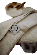 Beige ecobain couture towel aus türkischer baumwolle mit herringbone muster und weißem label 100x180cm