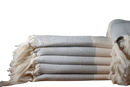 Stack aus hellgrauen und cremefarbenen ecobain couture towels aus türkischer baumwolle im herringbone muster