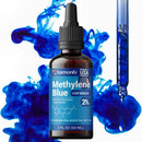 Eine Flasche Harmonify Methylenblau USP Grade 1% Flüssiglösung mit einer Pipette, die blaue Flüssigkeit in dynamische blaue Farbspritzer abgibt, um die Reinheit und Wirksamkeit des Produkts zu visualisieren.