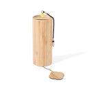 Ein hölzernes zylindrisches Windspiel mit einem gelben Chakra-Symbol.