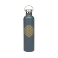 Eine matte teal edelstahl-isolier-trinkflasche 1l mit goldener blume des lebens und bambusverschluss mana shop image zum zoomen