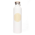 Weiße edelstahl-isolier-trinkflasche mit goldfarbenem blume des lebens design und bambusdeckel mana shop image to zoom