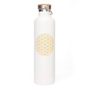 Weiße edelstahl-isolier-trinkflasche mit goldfarbenem blume des lebens design und bambusdeckel mana shop image to zoom