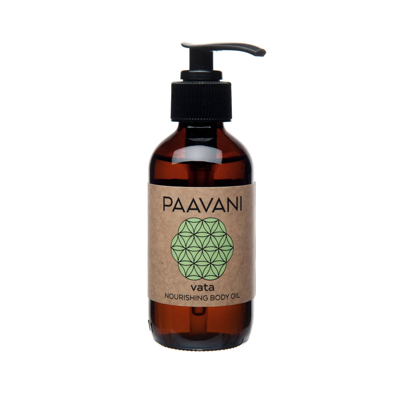  Eine braune Glasflasche mit schwarzem Pumpspender, beschriftet mit "PAAVANI vata NOURISHING BODY OIL", steht prominent vor weißem Hintergrund. Ein hellgrünes geometrisches Muster ziert das Etikett.