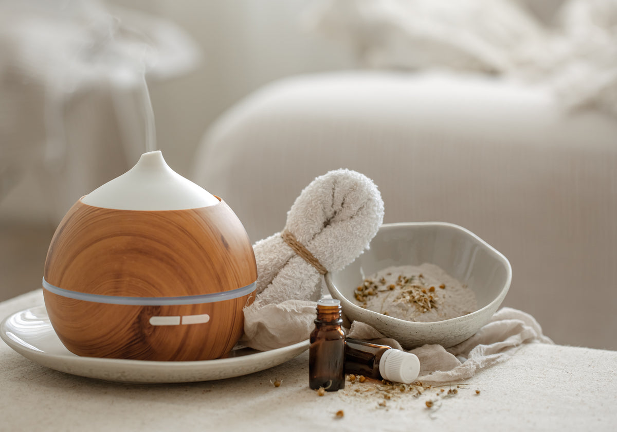 Holz-Diffusor mit aufsteigendem Dampf, ätherischen Ölen und Schale mit Bio-Pulver.