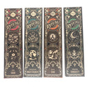Vier stehende Schachteln Sagrada Madre RITUAL Räucherstäbchen mit dunklen, filigranen Volkskunst-Designs in Gold und verschiedenen Farben. Von links nach rechts sind die Ritualthemen CACAO (Kakao), INNER STRENGTH (Fuerza Interior), SHINE (Brillar) und TRANQUILITY (Tranquilidad).