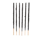 Sechs dunkle Räucherstäbchen mit Holzsockeln auf einem weissen Hintergrund.