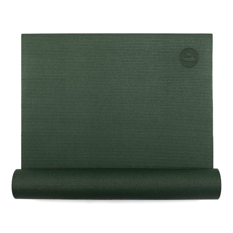 Teilweise zusammengerollte dunkelgrüne Yogamatte mit strukturierter Oberfläche und Logo in der Ecke, von oben betrachtet, auf weißem Hintergrund.