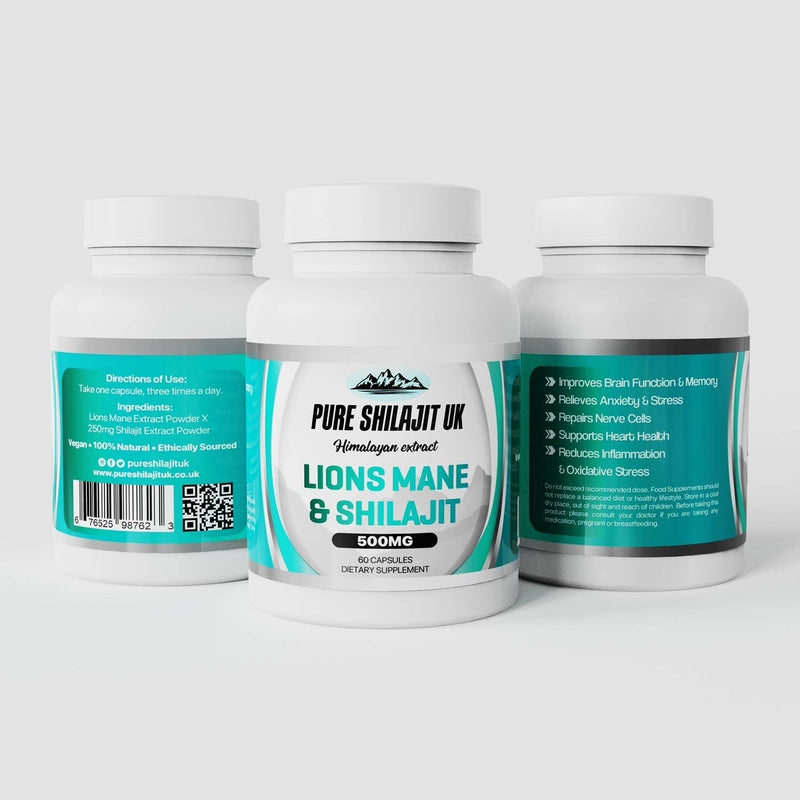 Drei weiße Flaschen "PURE SHILAJIT UK Himalayan extract LIONS MANE & SHILAJIT 500MG 60 KAPSELN NAHRUNGSERGÄNZUNGSMITTEL" mit blauen und weißen Etiketten. Die Anweisungen, Inhaltsstoffe und Vorteile sind auf den Etiketten sichtbar.