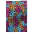 Ein hochformatiges, farbenfrohes Batik-Stofftuch mit einem zentralen Mandala in dunkleren Tönen, umgeben von einem helleren, mehrfarbigen Mandala-Muster auf einem Hintergrund aus kleinen, sich wiederholenden Blumenmustern.