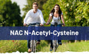 Ein Foto eines lächelnden Mannes und einer Frau, die an einem sonnigen Tag gemeinsam im Freien Fahrrad fahren. Ein blauer Banner in der Mitte zeigt den Produktnamen in weißer Schrift: NAC N-Acetyl-Cysteine.