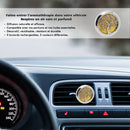 Werbebild für einen Auto-Diffusor mit Lebensbaum-Medaillon und gelbem Pad, der an der Lüftungsdüse eines Autos befestigt ist.