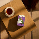 Bio Wohlfühl Tee von Yogi Tea mit 17 Teebeuteln, frisch aufgebrüht in einer Tasse, zeigt beruhigenden Kräutertee.