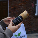 Tremella-Pilzflüssigkeit von Feel Supreme als Nahrungsergänzung, Flasche mit weißem Etikett und dunklem Inhalt, Nahaufnahme