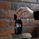 Nahrungsergänzung Vitamin D3 5000i von Feel Supreme, 60 Kapseln, für Knochen und Immunsystem, Nahaufnahme der Kapseln.