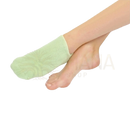 Feuchtigkeitsspendende pflege-socken in hellgrün mit pflegenden ölen für fußpflege von zen’arôme am fuß getragen
