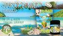 Ein digitales Produktwerbebild für Soursop-Pulver mit einem tropischen Strandhintergrund. Das Bild zeigt einen Beutel und ein Glas des Produkts, zusammen mit der Soursop-Frucht, einem Haufen Pulver und einem Logo mit einem Baum.