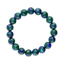 Ein rundes Stretch-Armband mit etwa 18 runden, polierten Edelsteinperlen in einem auffälligen, gesprenkelten Muster aus Dunkelgrün (Malachit) und Tiefblau/Violett (Azurite).