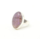 Großer Silberring mit einem ovalen, cabochongeschliffenen Auralith (Amethyst mit rötlichen Einschlüssen) in einer schlichten Fassung.