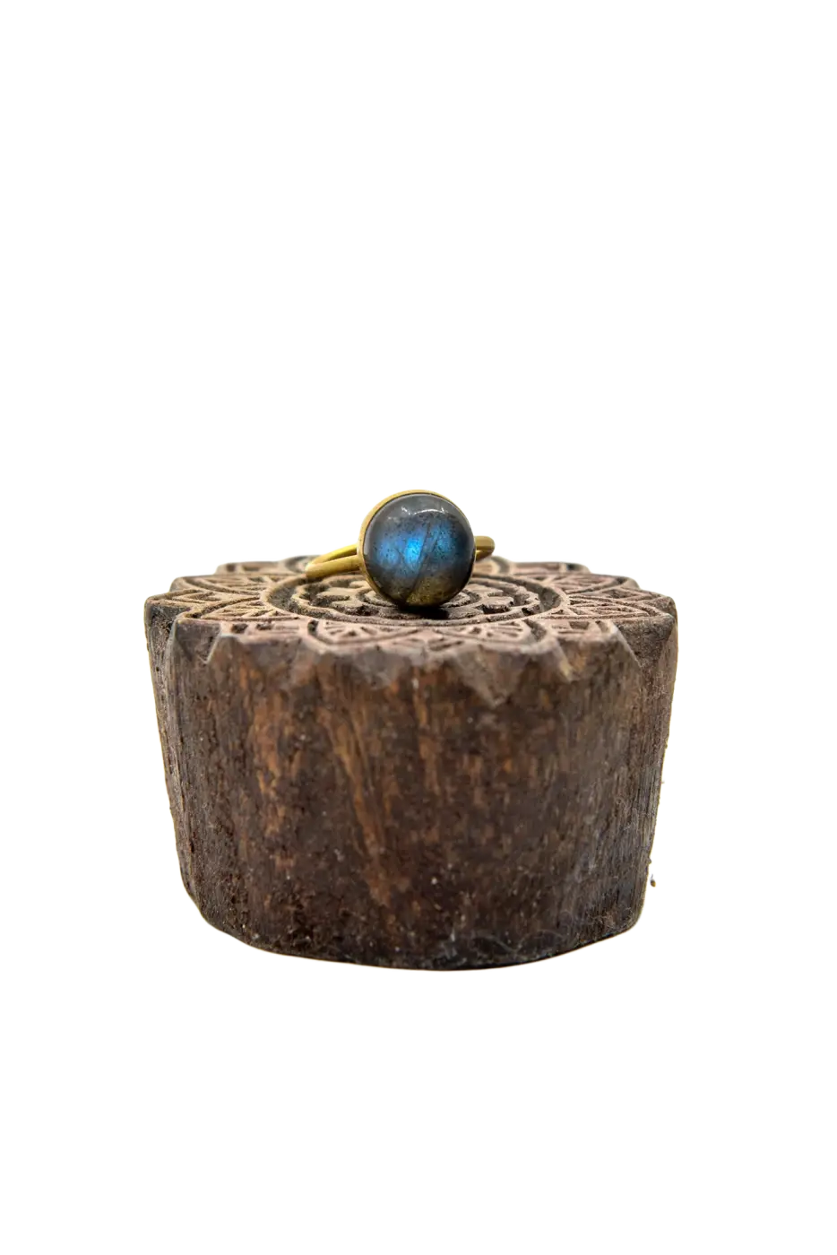 Zarter goldener Fingerring mit Labradorit, natürlicher Schmuck, elegant und detailreich, zeigt den facettenreichen Edelstein in Nahaufnahme.
