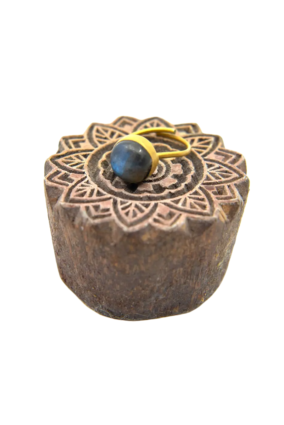 Goldener Fingerring mit Labradorit, elegantes Schmuckstück, feine Details, natürliche Schönheit, stilvoller Ring für Damen