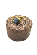 Fingerring mit labradorit in gold mit rundem blauem stein im mana shop kraft des sugilits inspiriert