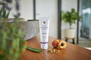 Feuchtigkeitscreme Aloe Moisturizing Lotion von Forever Living, pflegende Körperlotion mit Aloe Vera, sichtbare Textur und Flasche.