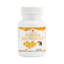 Nahrungsergänzung Forever Bee Propolis von Forever Living, Nahaufnahme der Verpackung und Kapseln auf weißem Hintergrund