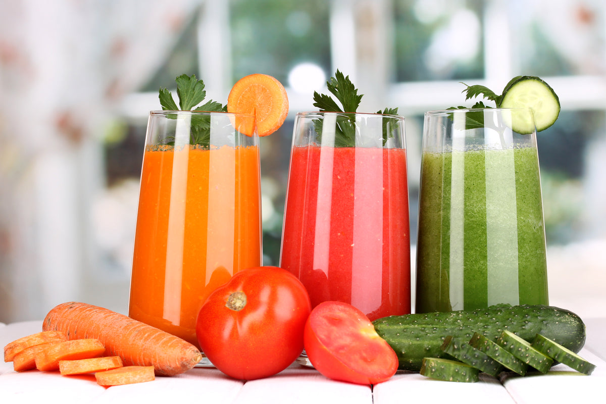 Frische Bio-Smoothies aus Karotte, Tomate und Gurke in Gläsern