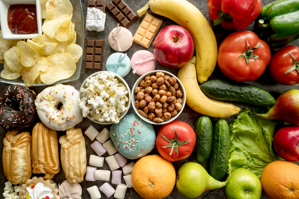 Vielfältige Auswahl an gesunden Lebensmitteln wie Obst, Gemüse, Nüsse und Snacks.