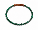Malachit Armband mit 4 mm Rudraksha-Perlen, handgefertigtes Schmuckstück, zeigt grüne Malachitsteine und braune Rudraksha-Perlen.
