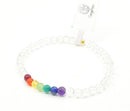 Elastisches Armband aus klaren Bergkristall-Perlen, mit einem Abschnitt aus sieben kleineren Perlen in den Chakra-Farben (Rot bis Violett).