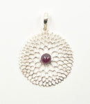 Schmuck Anhänger Lotus mit Granat von GangaPrem, elegantes Design, detailreiche Blütenform mit rotem Granatstein.