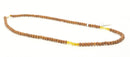Kurzes Sandelholz-Mala mit gelbem Opal und Verschluss, handgefertigter Schmuck von GangaPrem, detailreiche Naturstein-Perlen.