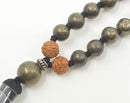 Mala aus Pyrit-Perlen, handgefertigter Schmuck von GangaPrem, zeigt glänzende, goldene Steine auf einem natürlichen Band.