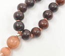 Schmuck Mala aus Rosenholz und Sonnenstein von GangaPrem, detailreiche Holz- und Edelsteinperlen sichtbar