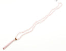 Ganze Ansicht einer Mala-Gebetskette aus kleinen, runden Rosenquarz-Perlen mit Rudraksha-Akzenten und einer rosa Quaste.
