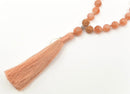 Mala Sonnenstein Schmuck von GangaPrem mit goldfarbenen Perlen und Sonnenstein-Details, handgefertigt, spiritueller Schmuck