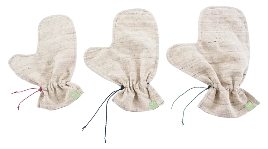 Seidenhandschuhe in Größe M von Classic Ayurveda, Zubehör für Therapie, drei-beige Leinen, zeigt die fein gearbeiteten Handschuhe.