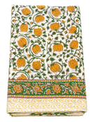 Gefaltetes gelb tulpen lunghi sarong tuch baumwolle mit orangefarbenen tulpen und grünen ranken auf elfenbeinfarbenem grund